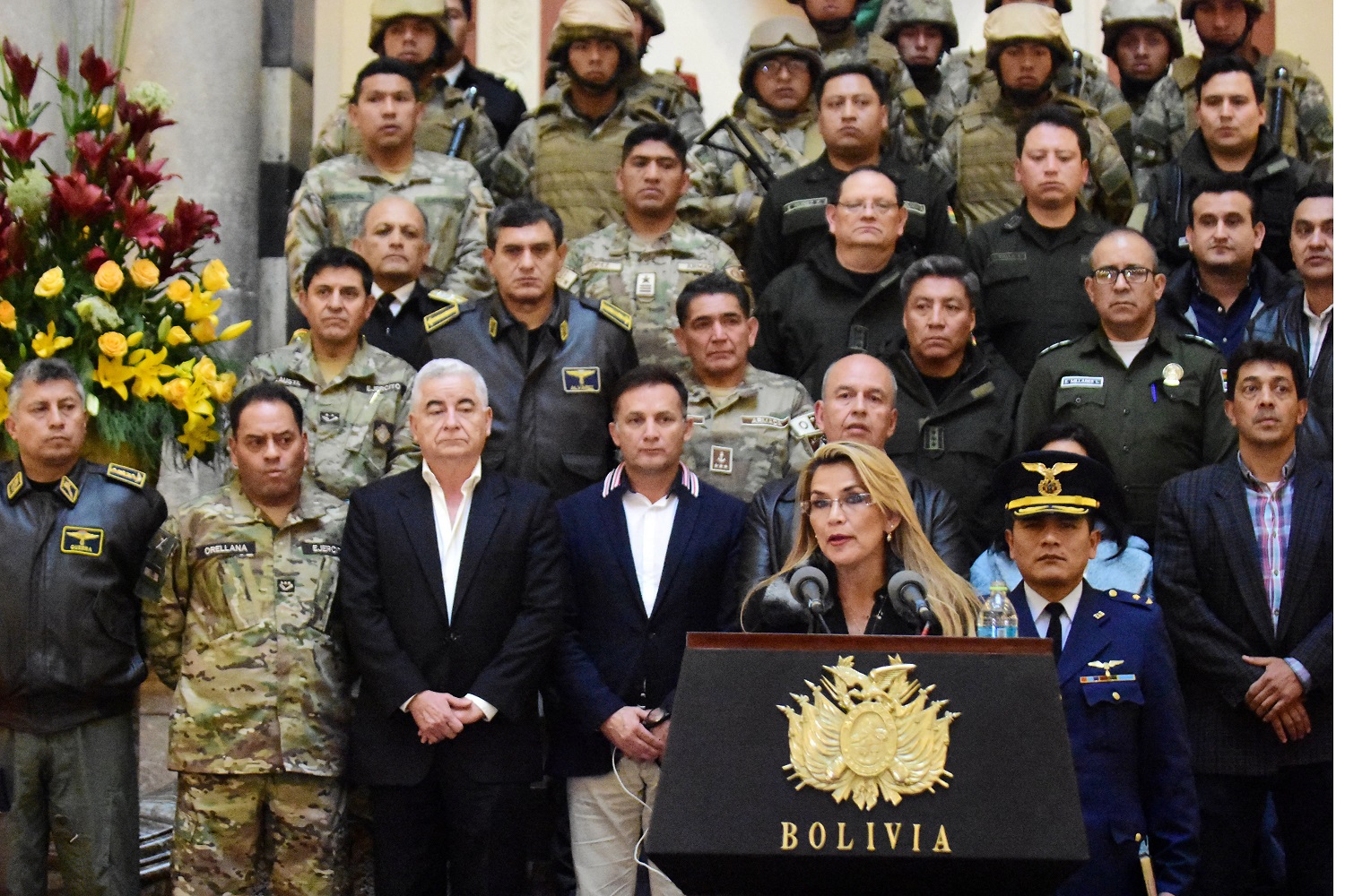 Jeanine Áñez flanqueada por su gabinete de ministros y militares, al segundo día de haber asumido el mando de Bolivia. Detrás de ella, Arturo Murillo | Foto: Archivo Viceministerio de Comunicación